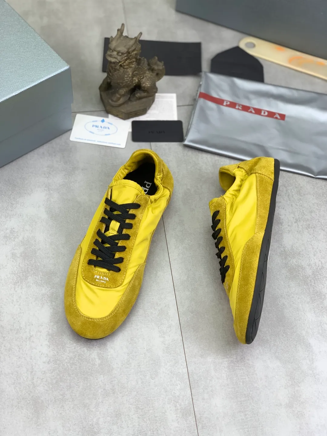 Men's shoes 💰P500💰【New style】hot style is on the official website, 🆘 Trendy brand (Prada) mainly promotes hot style, avant-garde and versatile fashion men's shoes private version mold opening, cowhide surface splicing 1:1 replica... fashionable and simple, original imported cowhide lining cowhide feet; the atmosphere and personality are more fashionable, eye-catching and pursuing class. It will subvert the old idea and be a must-have for fashion trendsetters with you! Must keep it for yourself! Tall and comfortable, large and low, high-end quality workmanship. Size: 38-44; 6️⃣colors available.